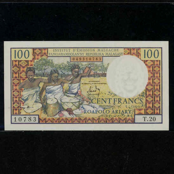 MADAGASCAR-ٰī-P57-SPINNING WOMENS-100 FRANCS-1966