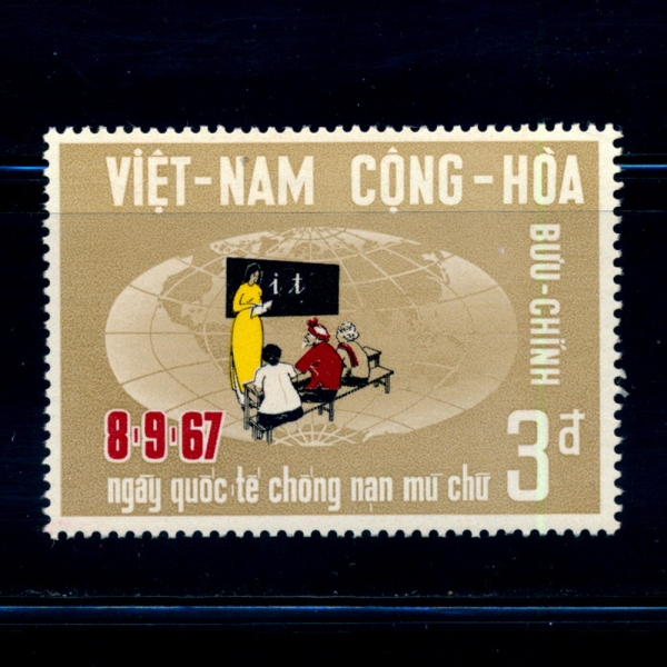 VIET NAM(Ʈ)-#321-3pi-TEACHER WITH PUPILS AND GLOBE(л Բ ִ ,)-1967.12.10