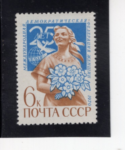 RUSSIA(���þ�)-#3773-6k-WOMAN HOLDING FLOWERS(���� �� ����)-1970.10.30��