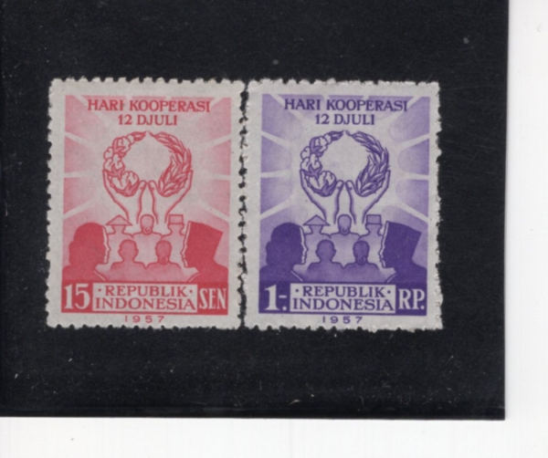 INDONESIA(�ε��׽þ�)-#A66(2��)-PEOPLE AND HANDS HOLDING WREATH OF RICE AND COTTON(�� ȭȯ�� ���� ��)-1957.7.12��