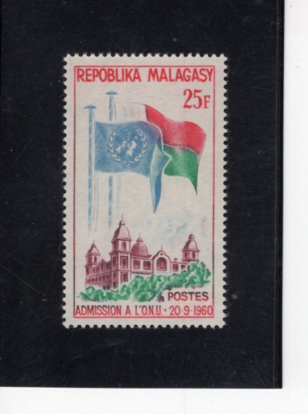 MALAGASY REPUBLIC(���ٰ���ī��)-#326-25fr-UN AND MALAGASY FLAGS OVER GOVERNMENT BUILDING, TANANARIVE(����, ���ٰ���ī�� ����)-1962.3.14��